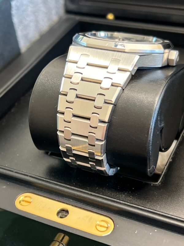 Audemars Piguet - Pre-owned Royal Oak Blue Dial 15400ST - Image 7