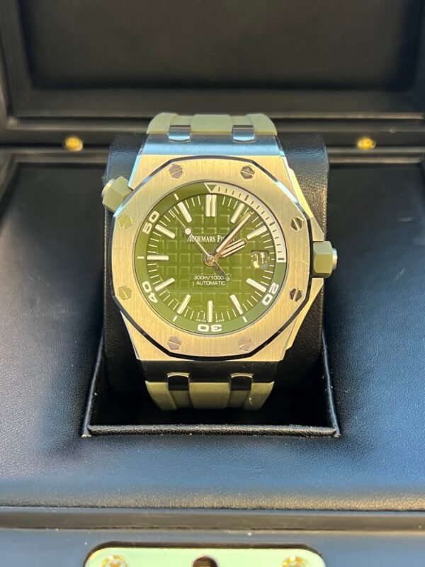 Audemars Piguet - Pre-owned 42mm Royal Oak Offshore Green 15710ST - Image 3