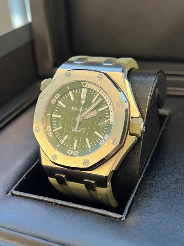 Audemars Piguet - Pre-owned 42mm Royal Oak Offshore Green 15710ST - Image 4