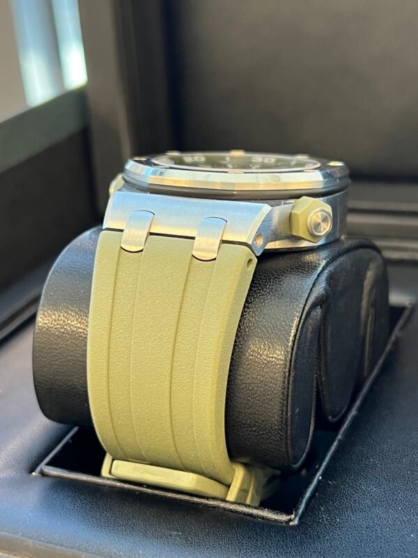 Audemars Piguet - Pre-owned 42mm Royal Oak Offshore Green 15710ST - Image 6