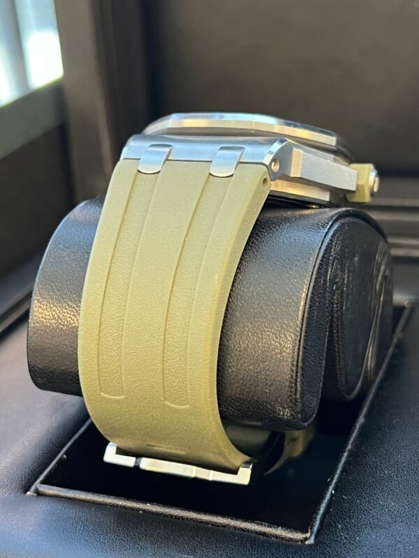 Audemars Piguet - Pre-owned 42mm Royal Oak Offshore Green 15710ST - Image 7