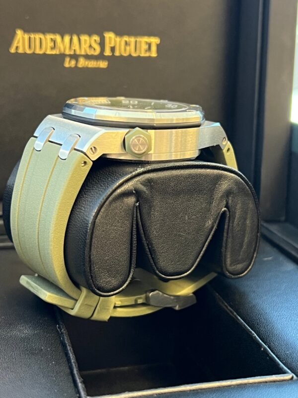 Audemars Piguet - Pre-owned 42mm Royal Oak Offshore Green 15710ST - Image 8