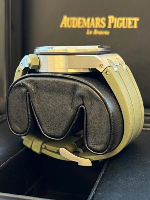 Audemars Piguet - Pre-owned 42mm Royal Oak Offshore Green 15710ST - Image 9