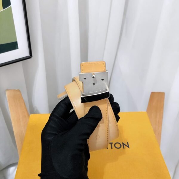 Discover the authentic preloved Louis Vuitton belt, crafted from white Epi leather with the iconic LV logo. Elevate your look with this luxury accessory. - Image 3